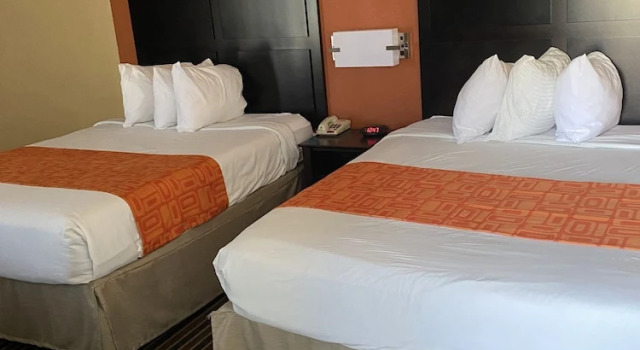 Четырёхместный номер Standard Howard Johnson by Wyndham Historic Lake Charles