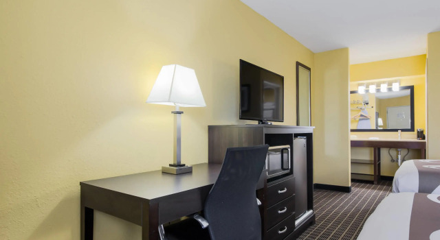 Четырёхместный номер Standard Quality Inn London North
