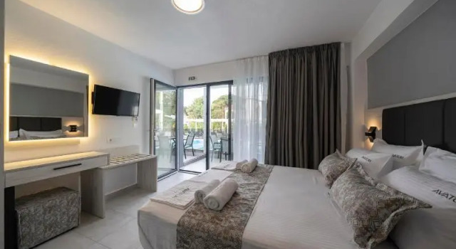 Четырёхместный номер Standard с балконом Avaton Luxury Resort and Spa Access the Enigma