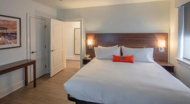 Двухместный люкс c 1 комнатой Collegian Hotel & Suites, Trademark Collection by Wyndham