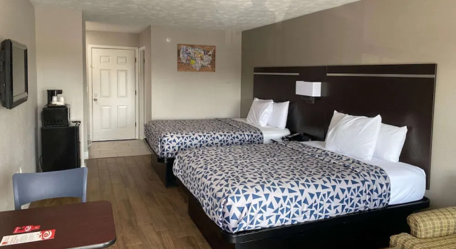 Четырёхместный номер Standard с балконом Econo Lodge Sevierville-Pigeon Forge on the River