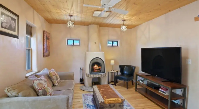 Casa Intima - Downtown Adobe, Walk to Plaza and Railyard, Kiva Fireplace, Large Enclosed Yard, Varaa Lomakoti Santa Fe New Mexico