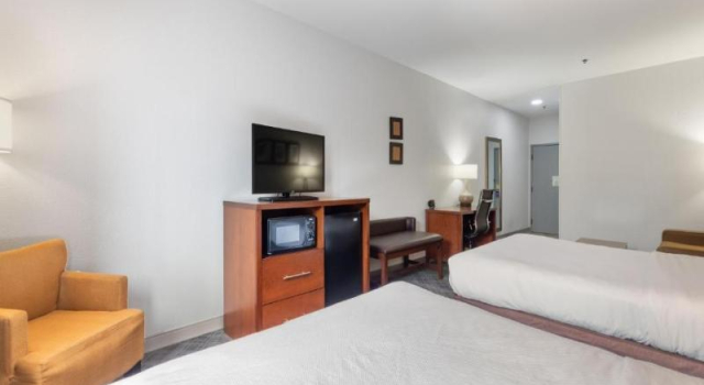 Четырёхместный номер Standard Comfort Suites Lombard - Addison
