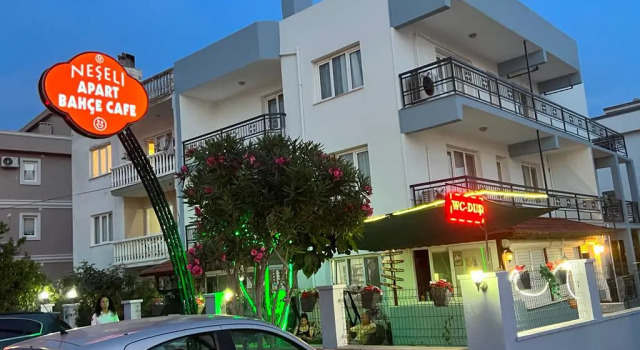 Neseli Pansiyon Cafe, Забронировать Отель Отели в центре Сигаджик, в центре, Парковка