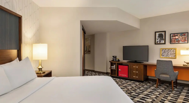 Двухместный полулюкс с балконом и с видом на бассейн The American Hotel Atlanta Downtown, Tapestry Collection by Hilton