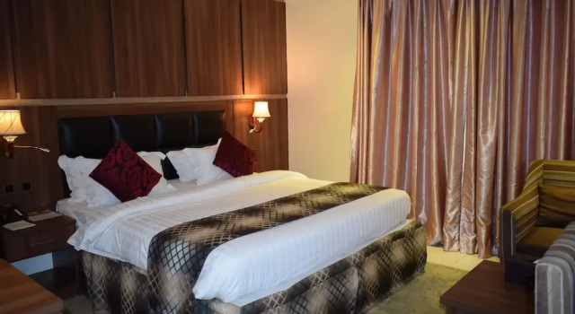 Номер Classic Grand Pela Hotels & Suites