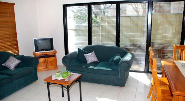 Апартаменты с 4 комнатами с балконом Amberoo Apartments Tamworth