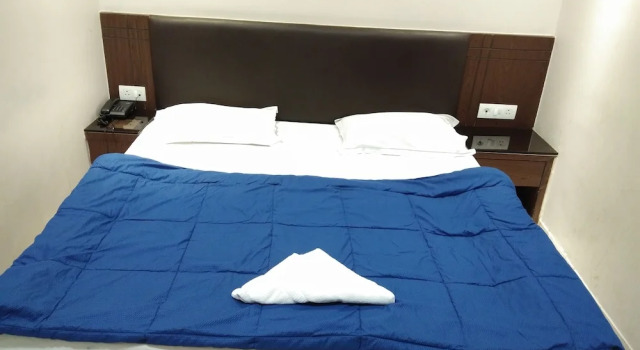Hotel Afridi International, Забронировать Отель Отели Калькутты с бассейном, рядом с United Bank of India, Бассейн