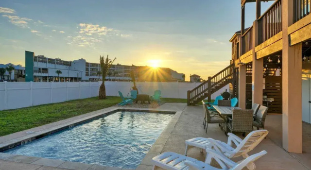 Коттедж с 4 комнатами с балконом Boots & Beaches Avantstay Golf Cart Access, Brd Walk