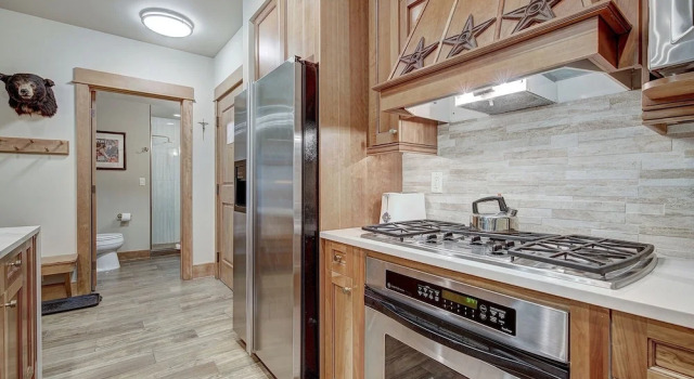 Номер Standard Luxury 1-Bedroom Ski-In Out Condo with Slopeside Heated Pool, No cleaning Fee 1 Condo by RedAwning
