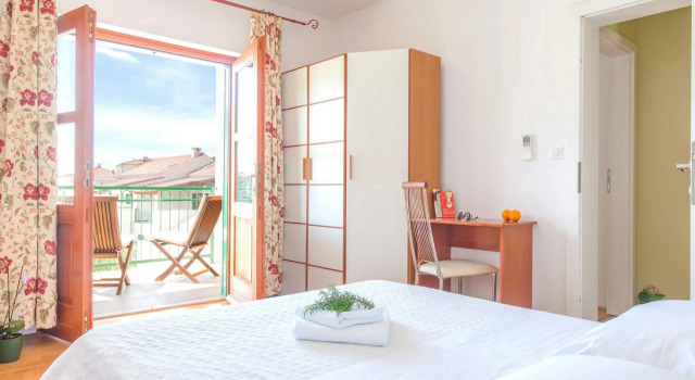 Mare III in Hvar with 4 bedrooms and 1 bathrooms