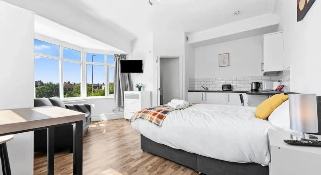 Stylish Studio Room in Leeds Private Ensuite Street Parking