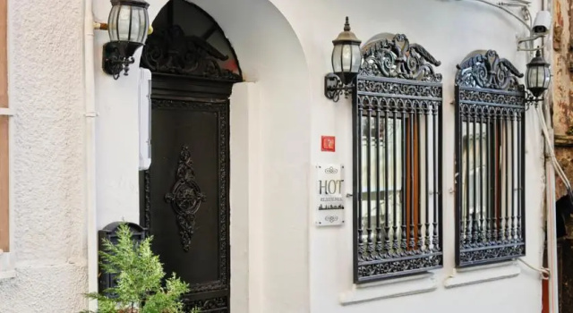TAKSiM PARK HOTEL, Забронировать Отель «постель и завтрак» Бейоглу Стамбул, рядом с Станция метро «Таксим» — Выход к парку Гези