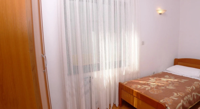 8 Person 3 Bed Apartment With Pool Near the Beach