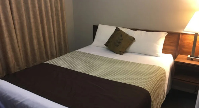 Кровать в общем номере Fuller Lake Chemainus Motel