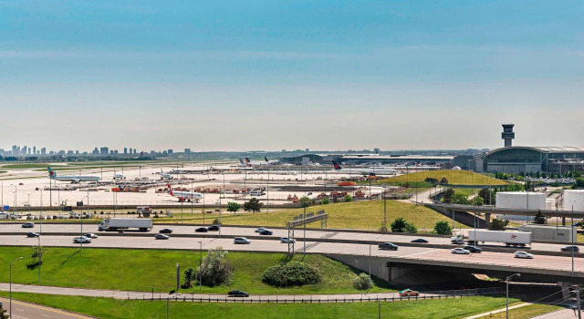 Двухместный номер Deluxe с красивым видом из окна The Westin Toronto Airport