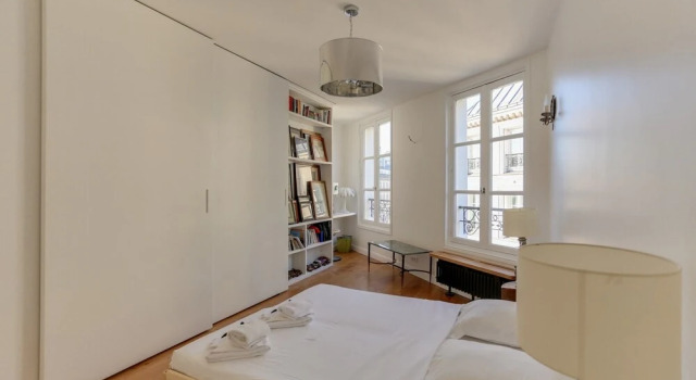 Stylish, and Spacious Apartment - Champs-elysées, Забронировать Апартаменты/квартира Париж Иль-де-Франс, рядом с Вокзал Сен-Лазар