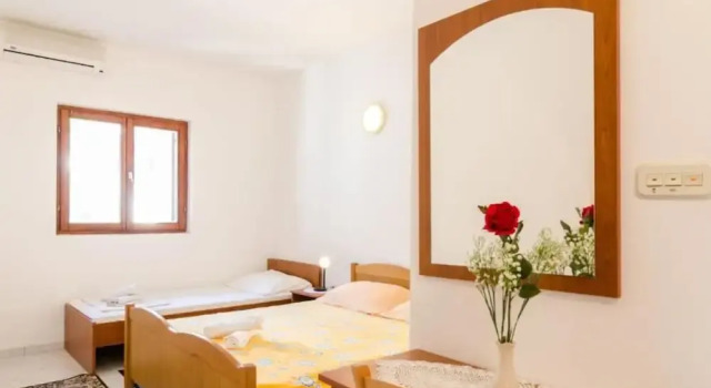 Guest House Sobra 38, Забронировать Гостевой дом Собра Остров Мльет, рядом с Частный Пляж «Апартментс Ядранка Мльет»