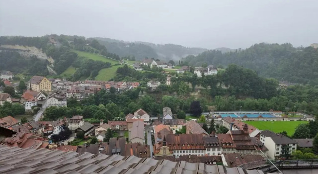 Momo's appartement - in center of fribourg!, Забронировать Апартаменты/квартира Фрибур Фрибург, рядом с Железнодорожный вокзал Фрибурга