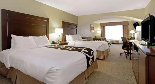 Четырёхместный люкс Deluxe Executive La Quinta by Wyndham Bismarck