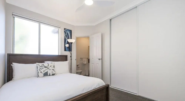 Апартаменты Stylish 3-bed Townhouse With Courtyard & BBQ