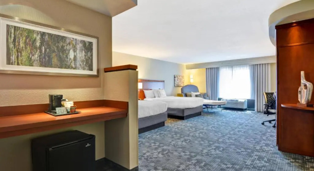 Четырёхместный номер Standard Courtyard by Marriott Wichita at Old Town