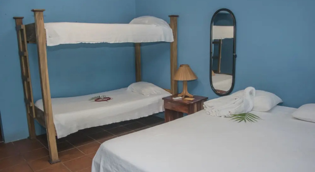Четырёхместный номер Standard Pelican Beachfront Hotel