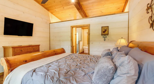 Blue Ridge Cabin w/ Hot Tub, Deck & Mountain Views