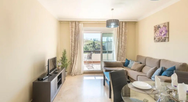 2197-Superb 2bedrooms in residence with pool!