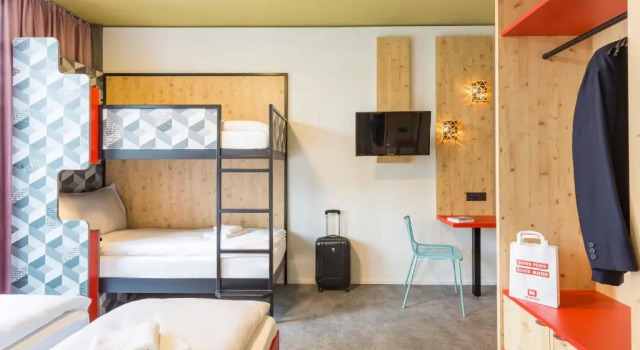 Кровать в общем номере MEININGER Hotel Zürich Greencity