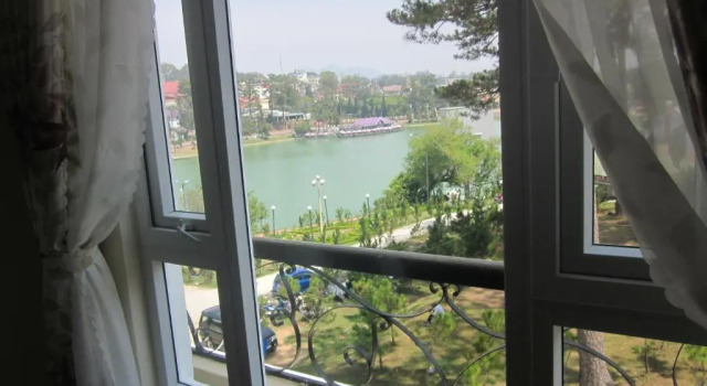 Четырёхместный номер Standard с видом на озеро Thang Lap Hotel