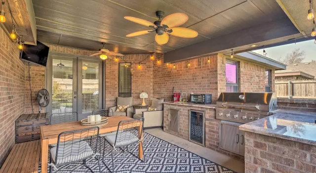 Коттедж Luxe Midland Retreat w/ Patio, Grill & Yard!
