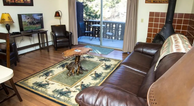 Elkhorn One Bedroom Condo with River View from Deck and Walking Distance to Estes Park - #3262 by RedAwning, Забронировать Отель Эстес-Парк Rocky Mountain National Park, рядом с Сквер Barlow Plaza