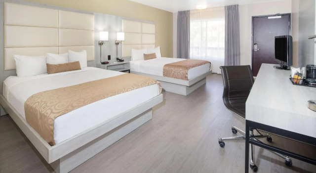Четырёхместный номер Standard Ramada by Wyndham Burbank Airport