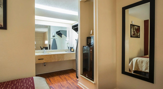 Четырёхместный номер Deluxe Red Roof Inn & Suites Scottsboro