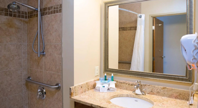 Четырёхместный номер Standard Holiday Inn Express Devils Lake by IHG