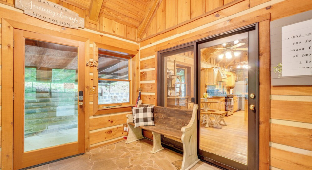 2 Mi to Gsmnp: Peaceful & Scenic Cabin w/ Deck