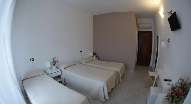 Трёхместный номер Standard Hotel Lydia