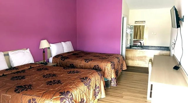 Четырёхместный номер Standard Frontier Motel