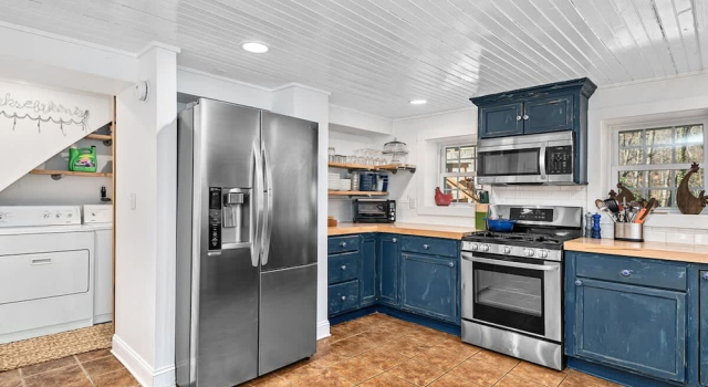 Lakefront 4BR w Screened Porch, Забронировать Дом для отпуска Виллы Лейк-Лур, рядом с Озеро Лур, Вилла