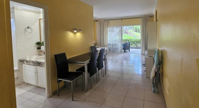 1 Bed Apt Sleeps 5 - Indoor Pool - Free Parking, Забронировать Апартаменты/квартира Отели Сан-Мигель-де-Абона с парковкой, рядом с Playa Amarilla, Парковка