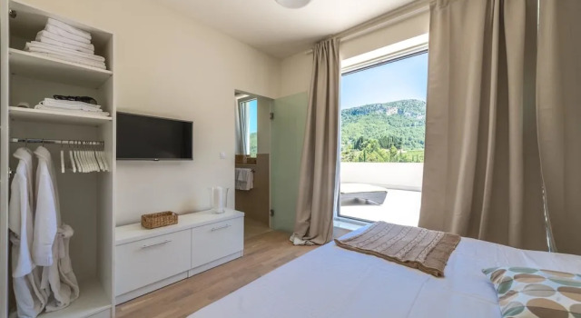 Villa With 4 Bedrooms in Pitve, With Wonderful sea View, Private Pool,, Prenota Villa Hotel a Croatian Islands con piscina, Piscina