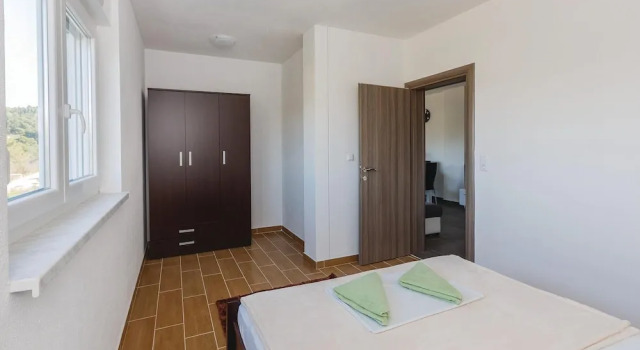 Nice Home in Saldun With Wifi and 2 Bedrooms, Buchen Sie Ferienwohnung Hotels in Gespanschaft Split-Dalmatien mit Pool, Schwimmbad