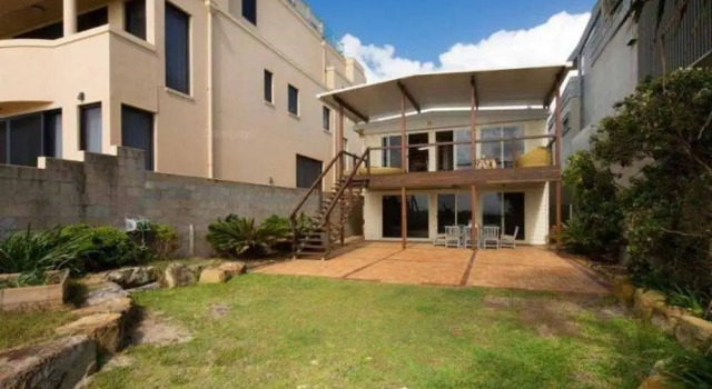 True Beachfront Family Holiday Home, Забронировать Отель Голд-Кост Квинсленд, рядом с Broadbeach North Tram Station