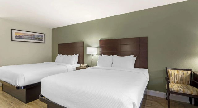 Четырёхместный номер Standard Quality Inn & Suites St Augustine Beach Area