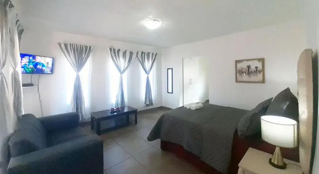 Queens Palace, Boek Hotel Hatfield 