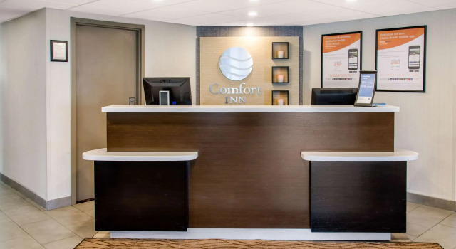 Comfort Inn Montreal Airport, Rezervovat Hotel Pointe Claire Quebec