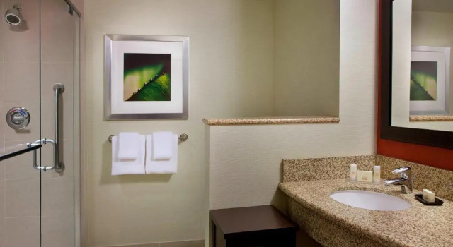 Четырёхместный номер Standard Courtyard by Marriott Calgary Airport