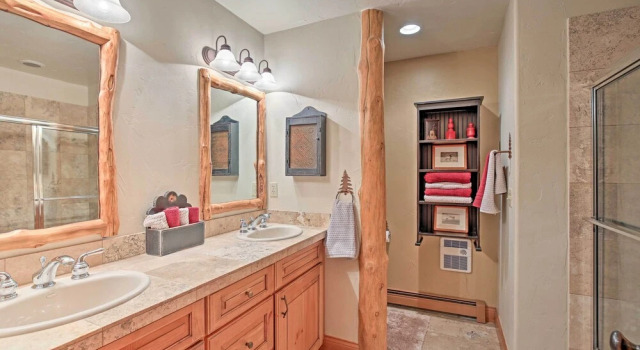 Коттедж 2 Mi to Skiing: Mtn-view Home w/ Deck in Granby!