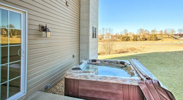 Коттедж с 4 комнатами с балконом Harrisonburg Retreat w/ Hot Tub ~ 2 Mi to JMU